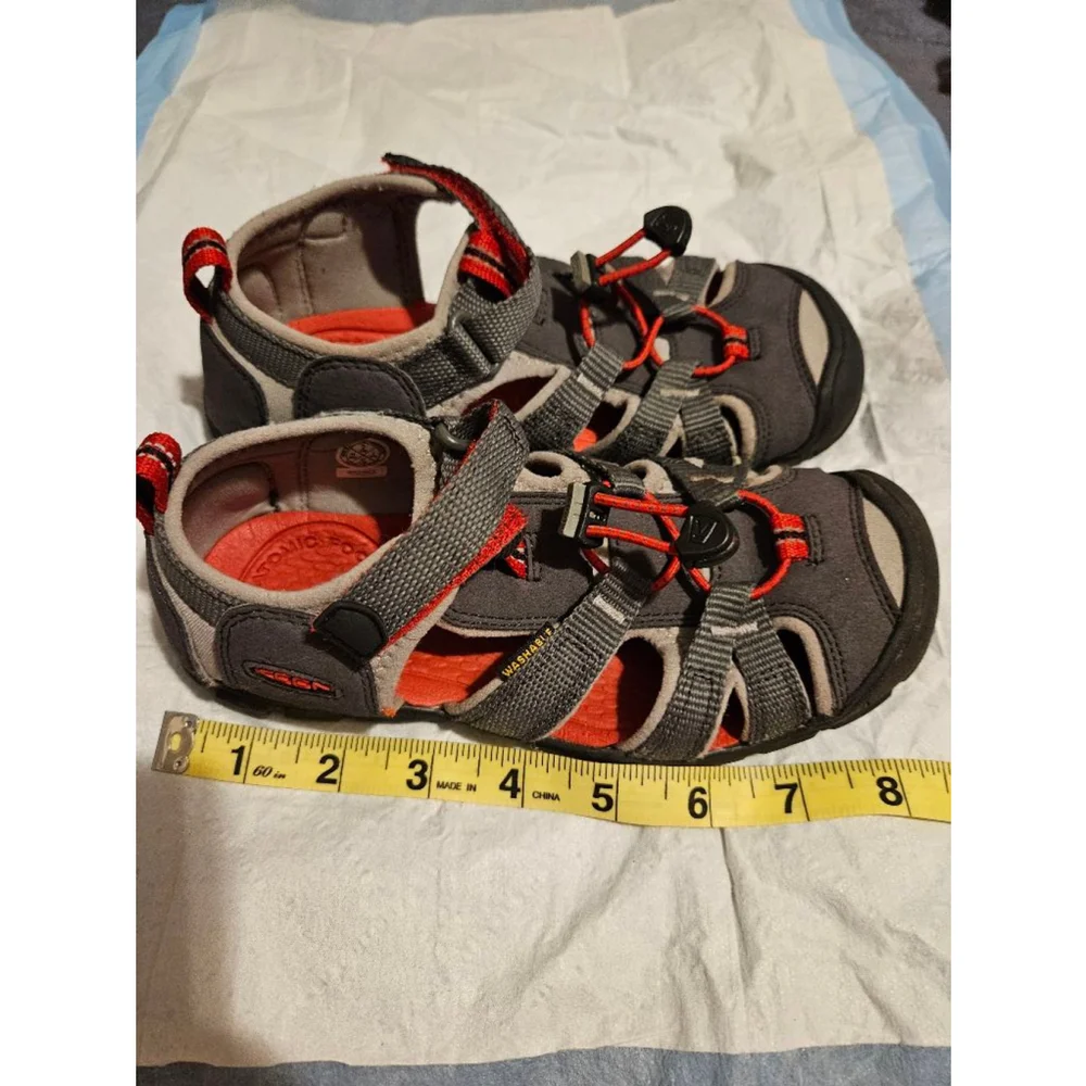 Keen (Keens) Seacamp CNX  Sandals Boys Sz 2 Water Shoes